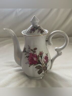Vintage Royal Rose “Moss Roses” Porcelain China Tea/Coffee Pot